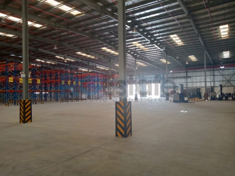 121,500 sqft Plot & 74,000 sqft Warehouse with Office and Loading Bay for Sale in Jafza SouthProperty ID: ASH PP 2808Location: Jafza (South)Property Type: Warehouse with Office and Loading Bay, Fully Rented OutProperty Details:• Plot Si  | RGEstate UAE