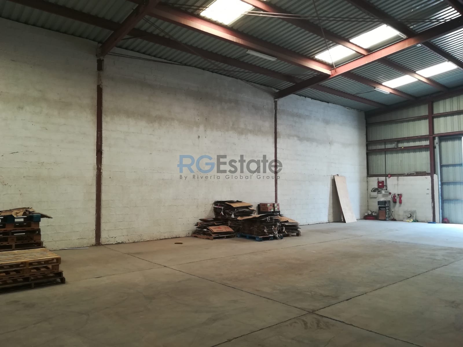 أرض تجارية بمساحة 90،000 قدم مربع مع مكتب مخزن متاحة للبيع في القوز بالقرب من شارع الخيل الأول  | RGEstate UAE