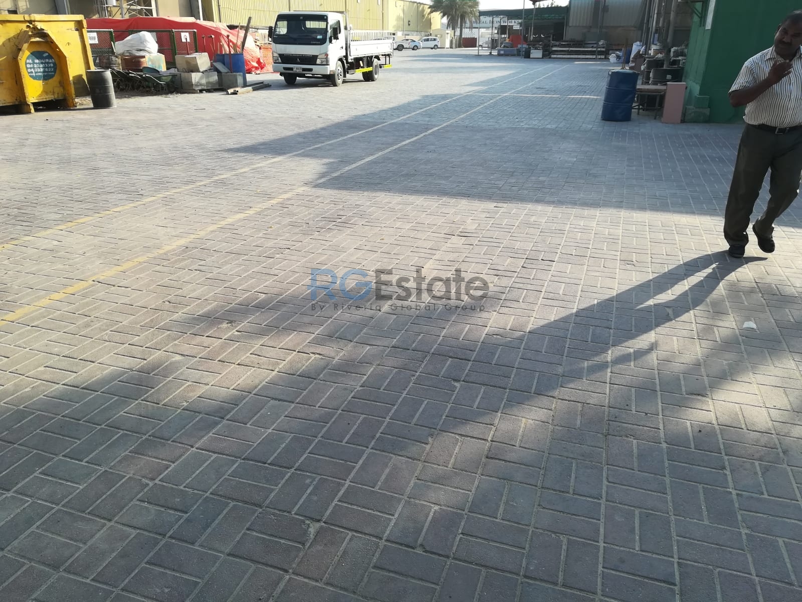 أرض تجارية بمساحة 90،000 قدم مربع مع مكتب مخزن متاحة للبيع في القوز بالقرب من شارع الخيل الأول  | RGEstate UAE