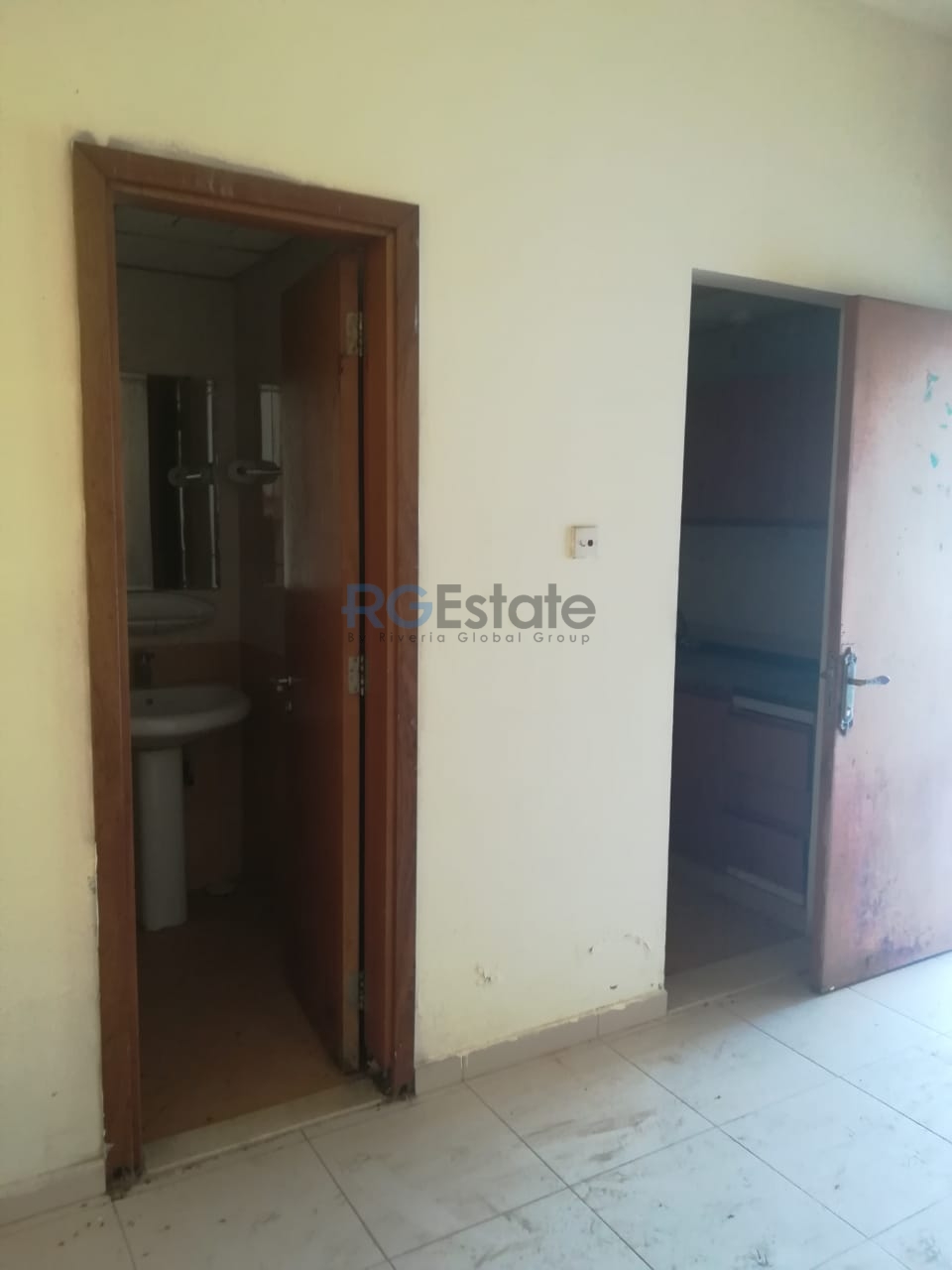 291 غرفة سكن مع مكتب ومتجر متاح للبيع في القوز  | RGEstate UAE