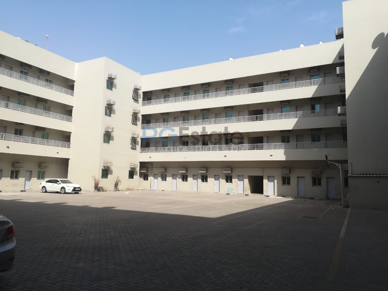 291 غرفة سكن مع مكتب ومتجر متاح للبيع في القوز  | RGEstate UAE