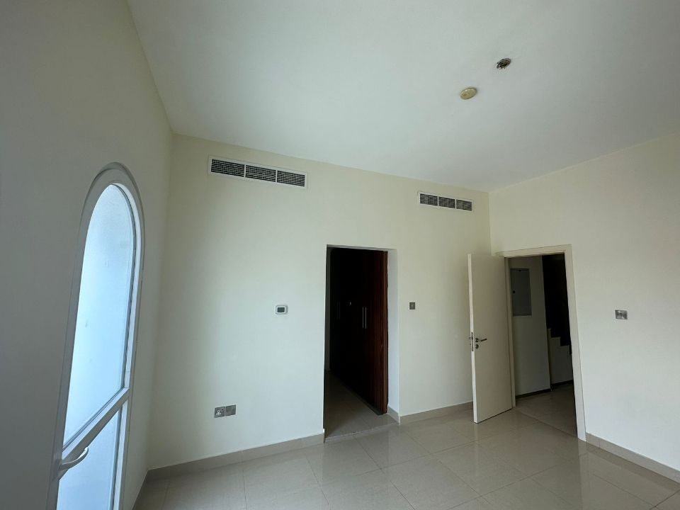 SPACIOUS AND BRIGHT| 4 PLUS MAIDS  | OPEN KITCHEN   | RGEstate UAE
