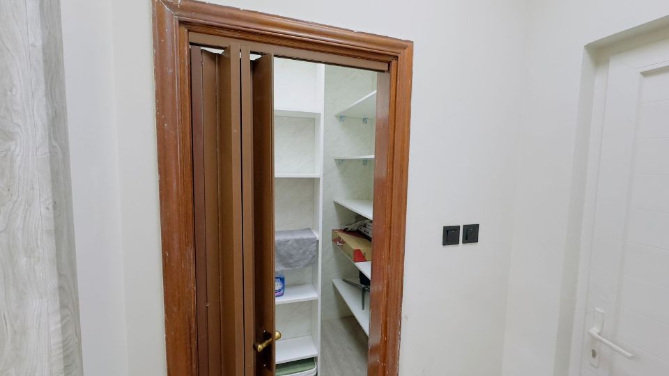 Road-Facing Fully Fitted Salon Business for Sale in Barsha     - البرشاء - RP 4473  | RGEstate UAE